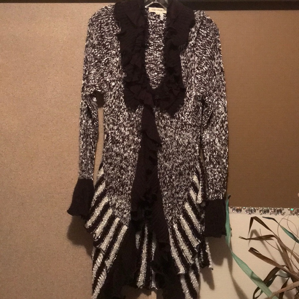 Long sweater jacket. Lace detail collar.